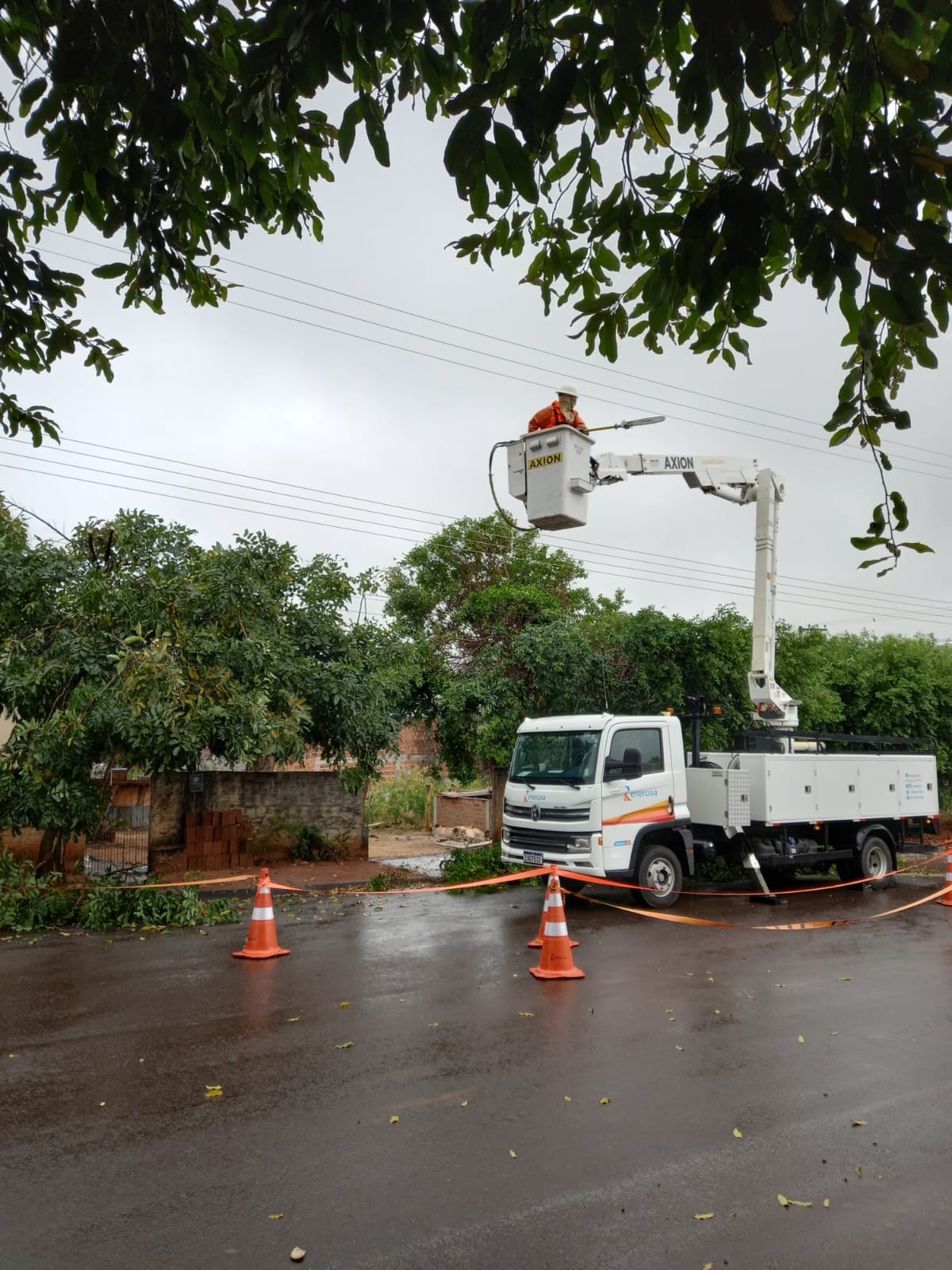 Mutirão promove manutenções preventivas na rede elética, troca de equipamentos e podas de árvores em Ribeirão dos Índios