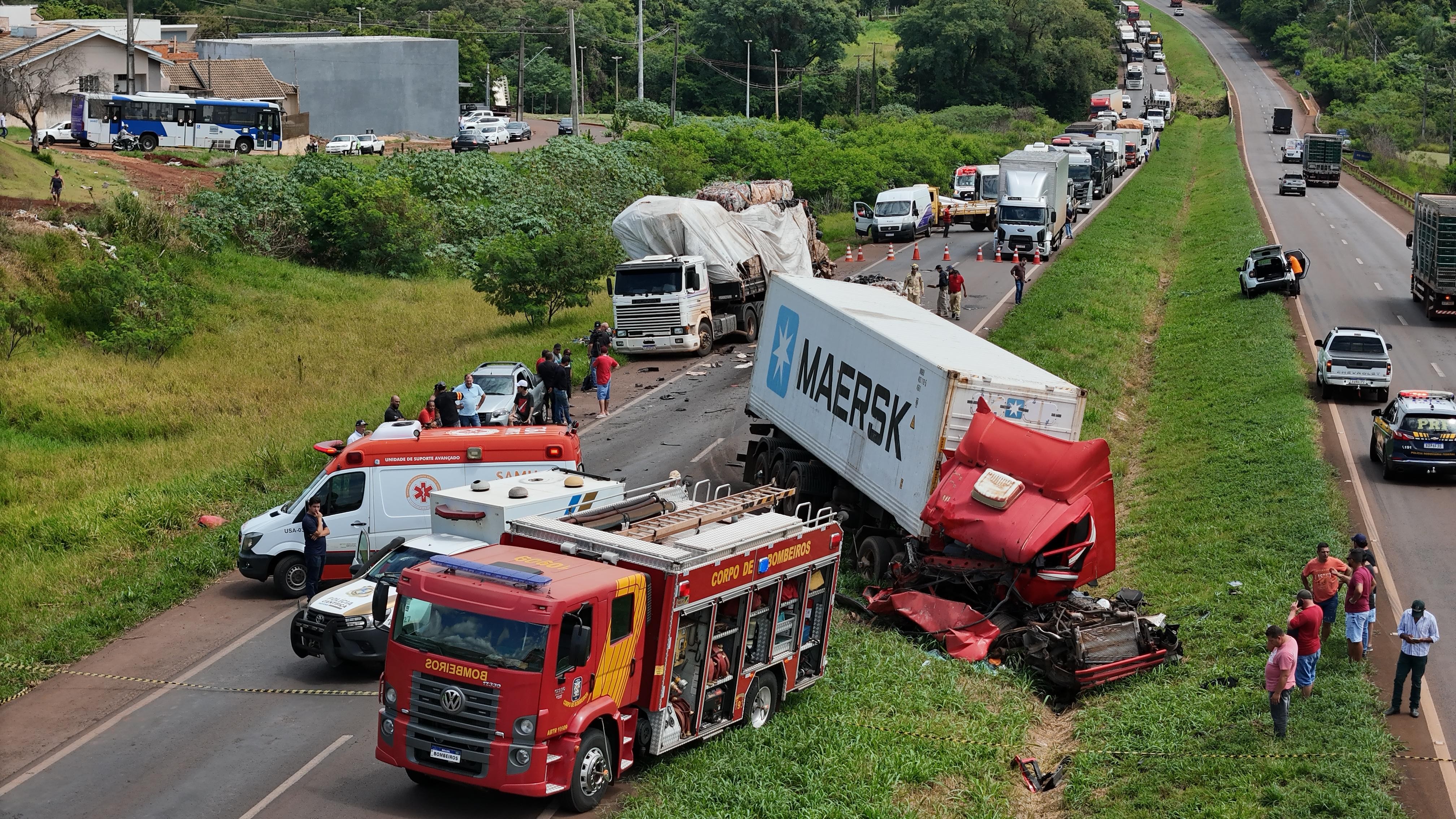 Acidente grave entre três carretas deixa mulher morta e homem gravemente ferido no Paraná