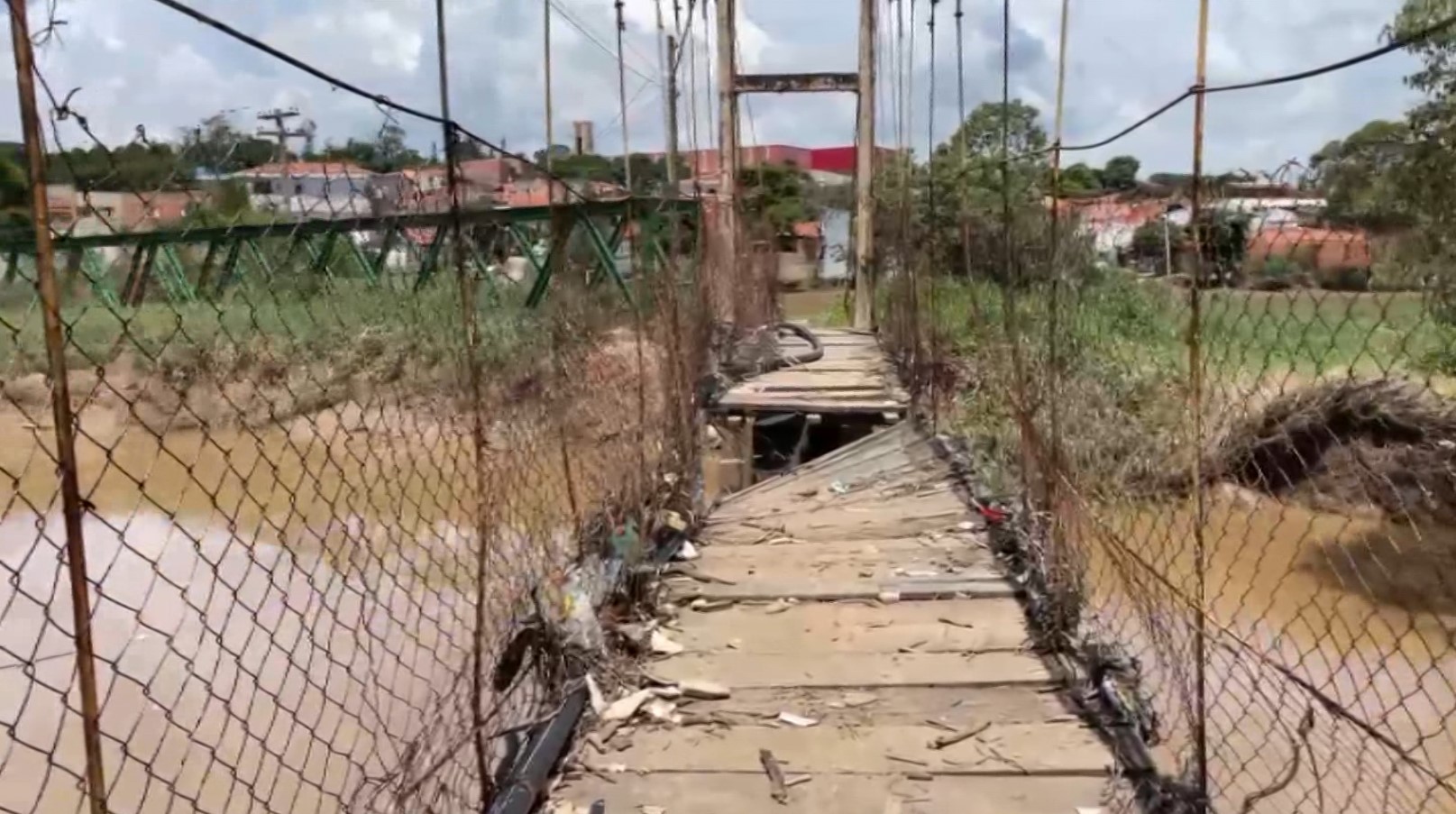 Cinco pontes e uma passarela de Monte Mor permanecem interditadas após chuvas e moradores precisam fazer desvios