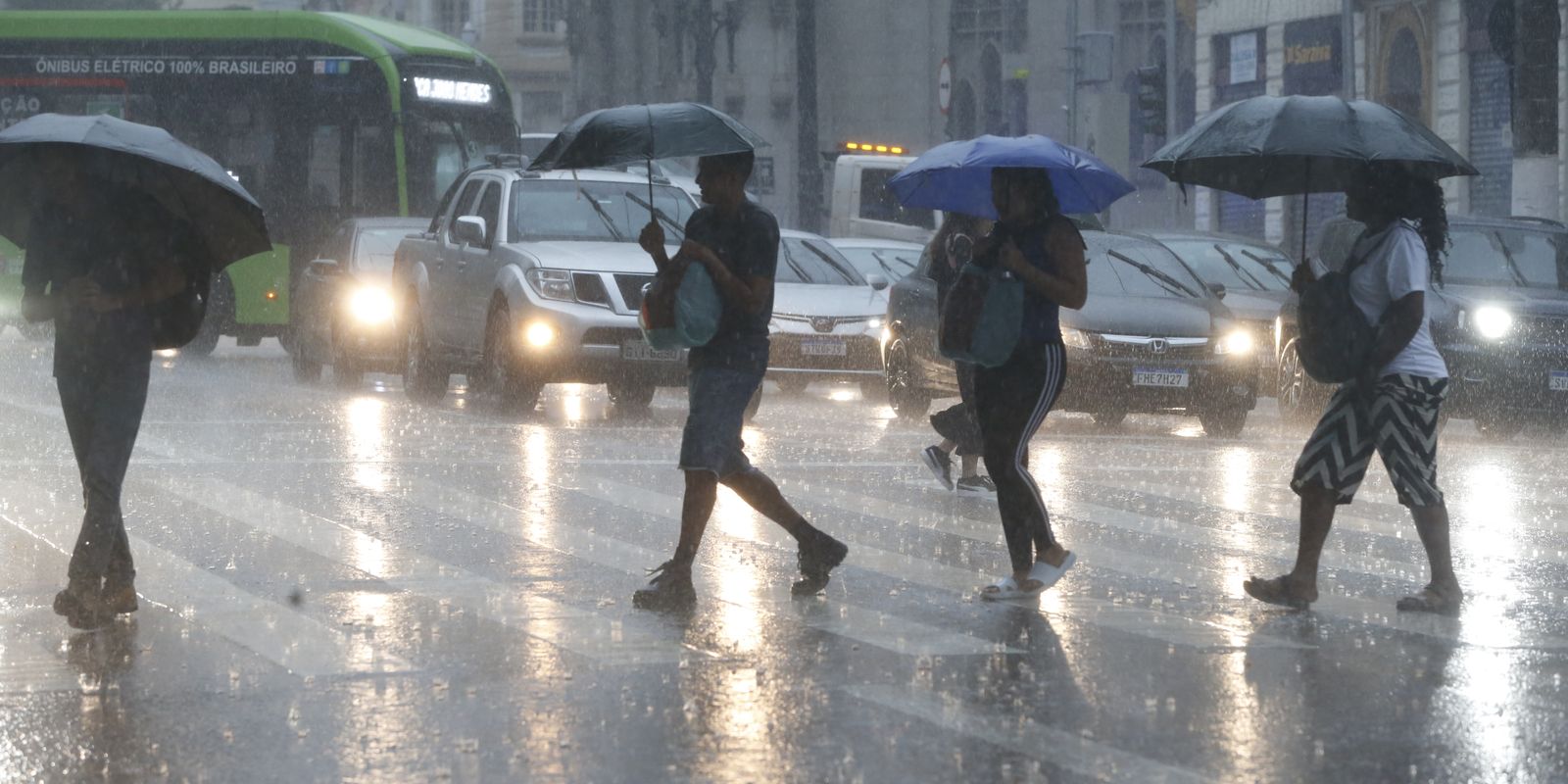 Com novo temporal, capital paulista tem alagamentos e falta de luz