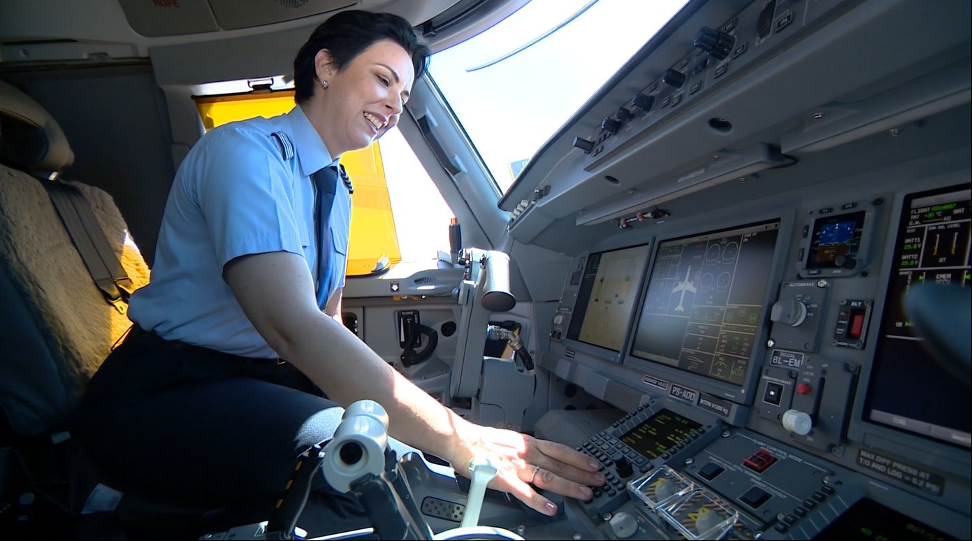 'Eu recebi bastante incentivo para desistir': comandante explica barreira que mulheres enfrentam na aviação