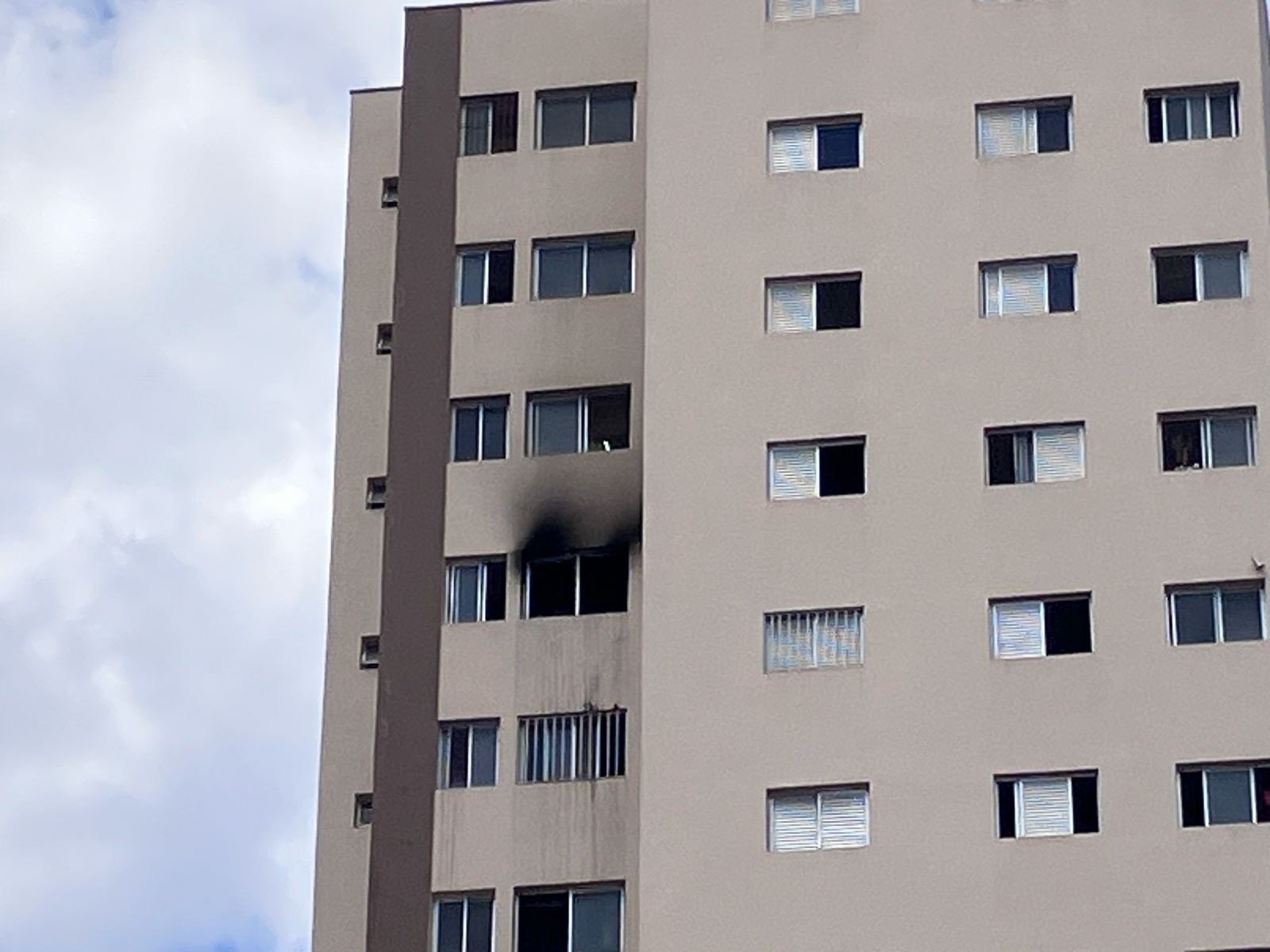 Incêndio atinge apartamento no Centro de Campinas