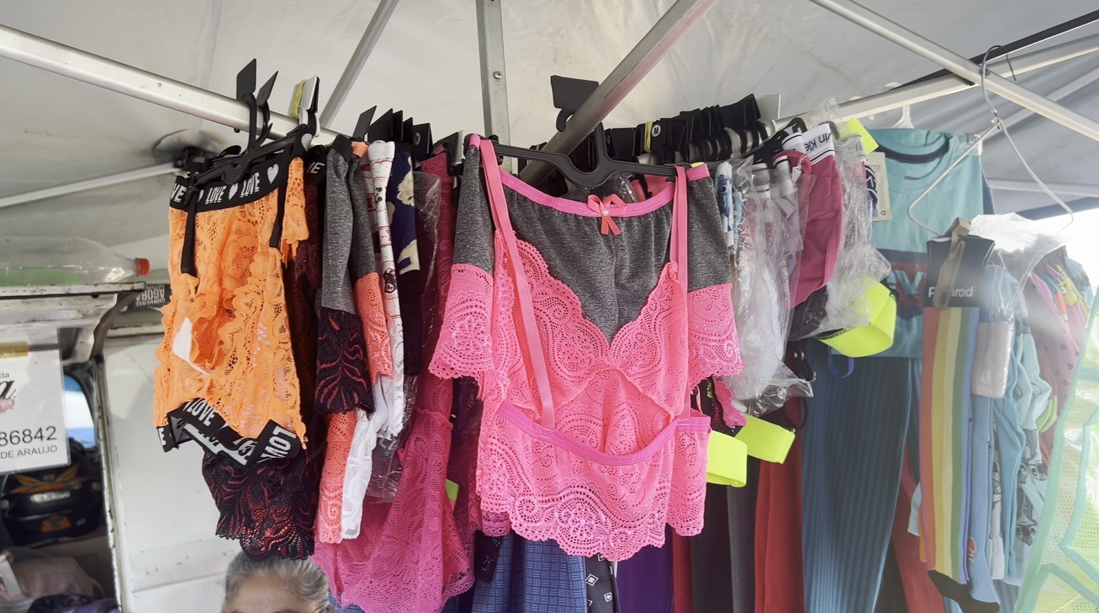 Comércio especializado vende de lingerie à prova de revista a 'kit visita' para mulheres em porta de presídio masculino