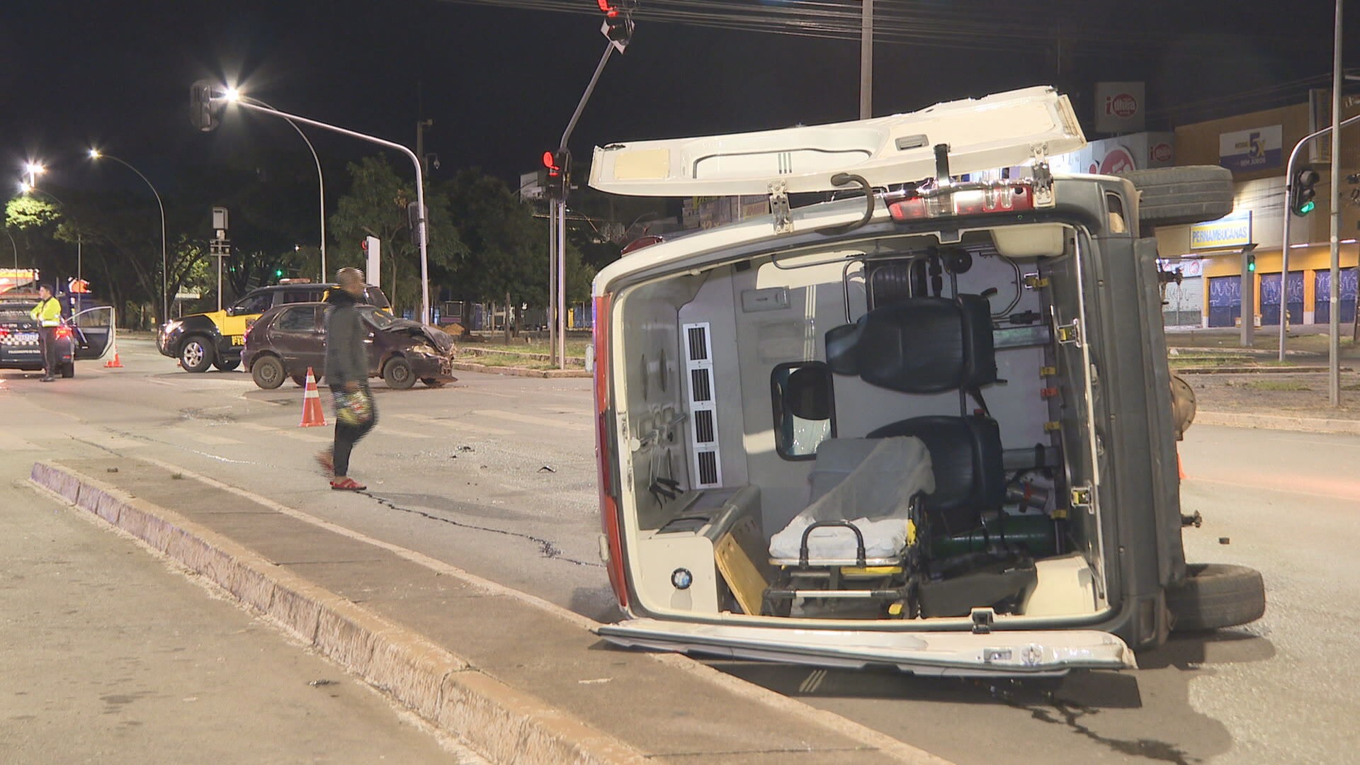 Ambulância tomba em acidente e idoso de 80 anos cai da maca ao ser socorrido; veja VÍDEO