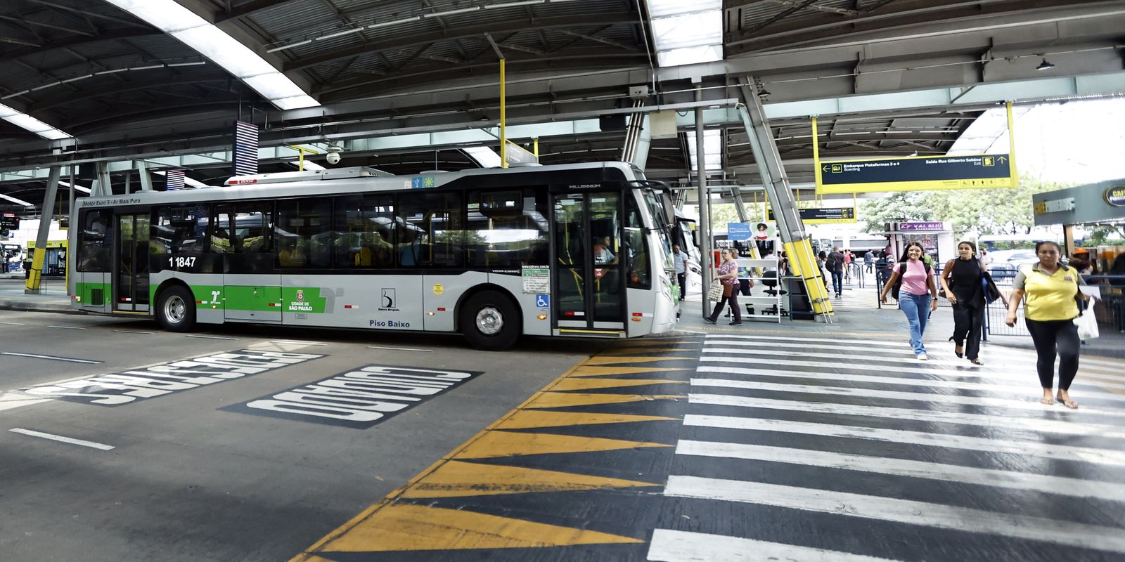 Bomba caseira explode no Terminal Pinheiros, em São Paulo