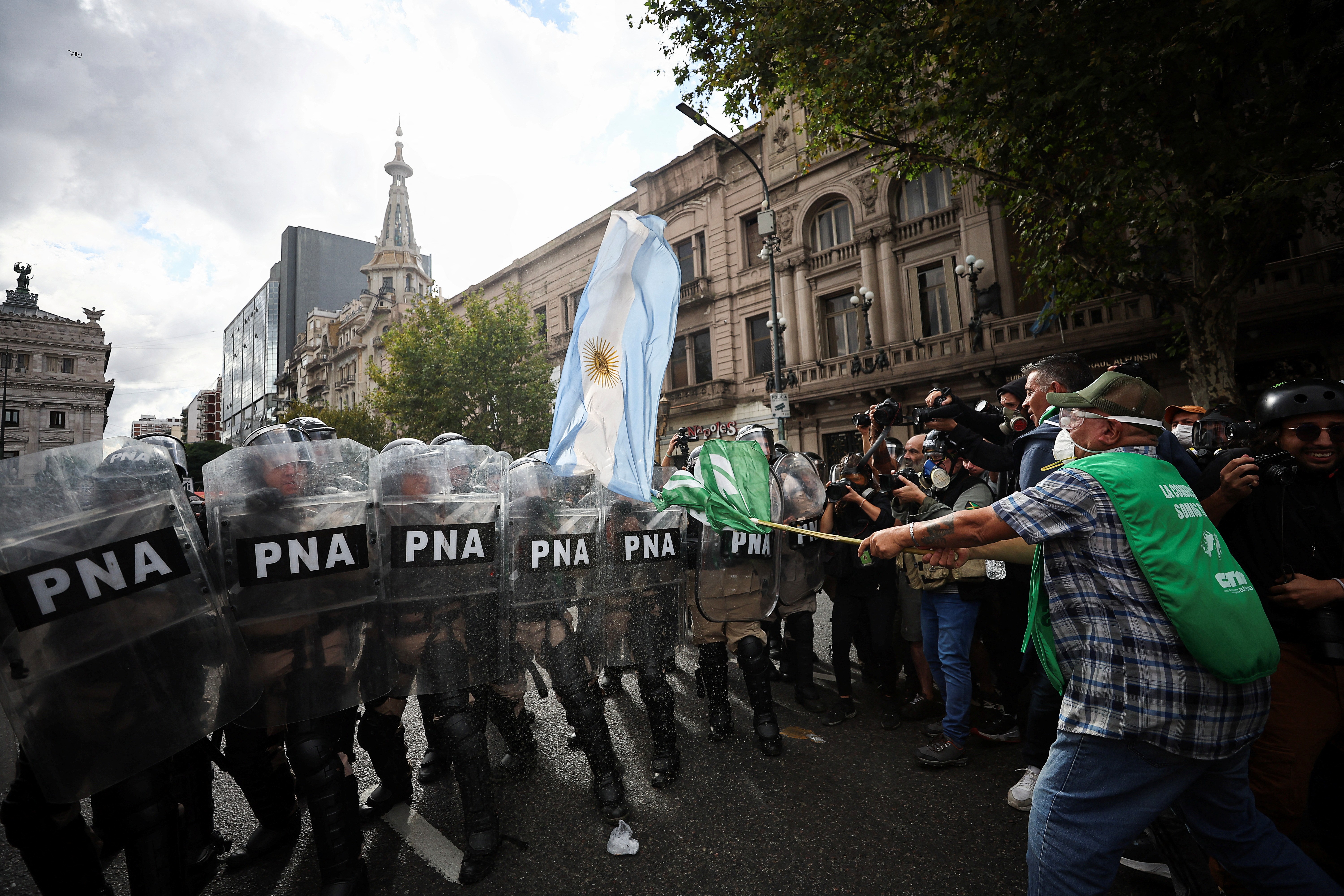 VÍDEO: Fotógrafo é atingido na cabeça durante protesto contra Milei na Argentina; ele está em estado grave