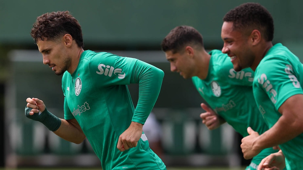 Raphael Veiga destaca bom desempenho do Palmeiras antes das finais contra o Corinthians