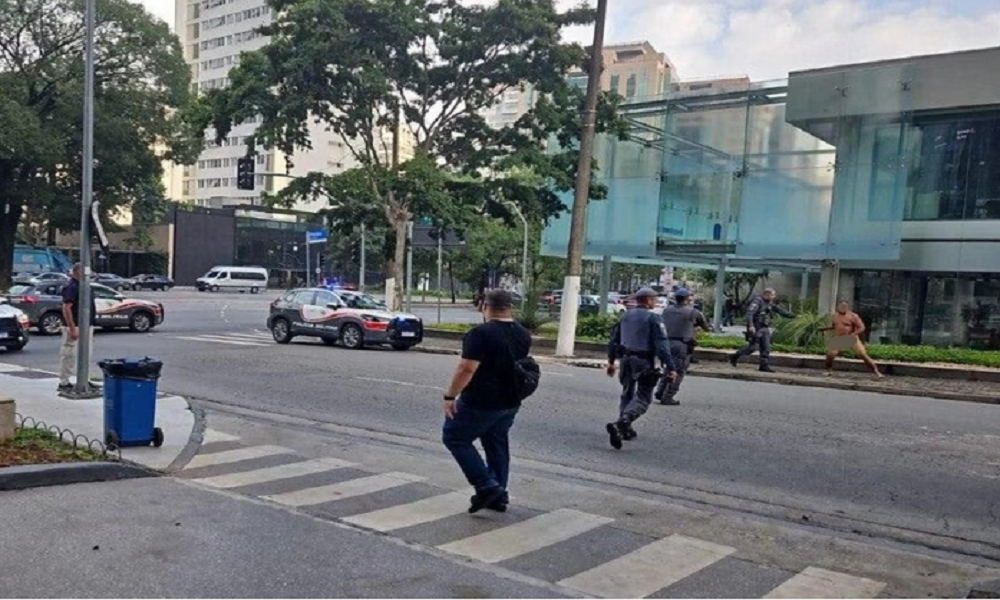 Homem fica nu na Avenida Faria Lima após ser demitido e é contido pela polícia