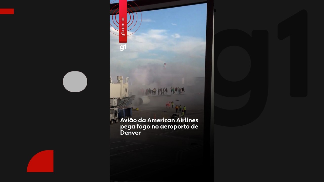 Avião da American Airlines pega fogo no aeroporto de Denver, e passageiros se aglomeram em asa; VÍDEO