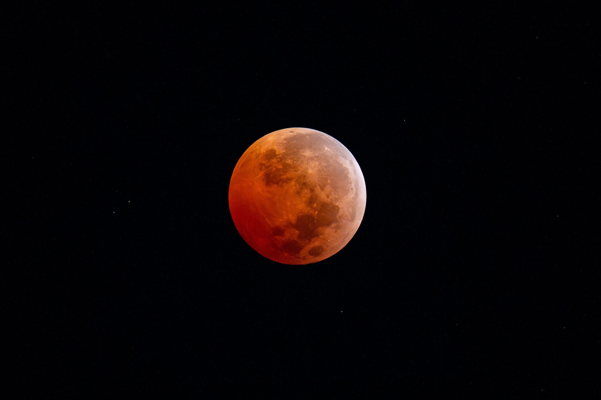 ‘Lua de Sangue’ movimenta madrugada e grupo escolhe observar fenômeno até dentro do mar no ES