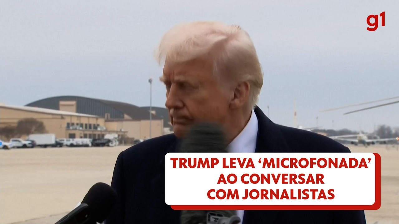 Trump leva 'microfonada' no rosto antes de embarcar para a Flórida; VÍDEO