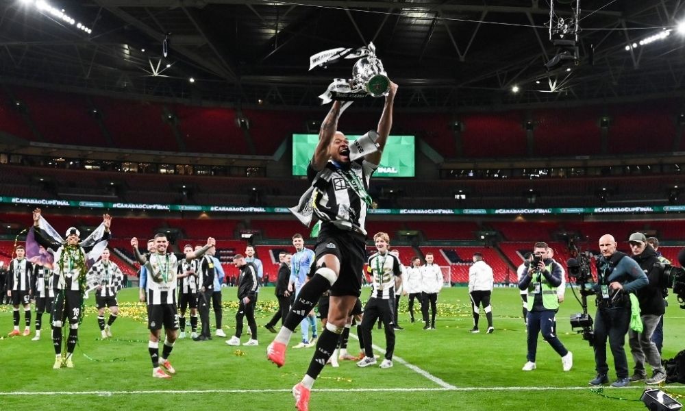 Newcastle United vence Liverpool, conquista Copa da Liga Inglesa e quebra jejum de títulos de 70 anos