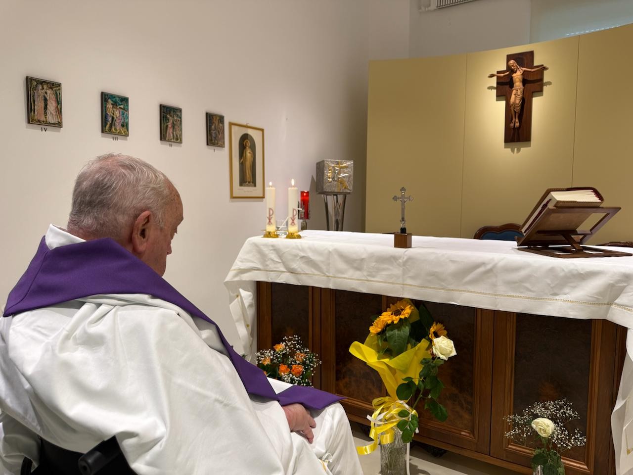 Mão do papa Francisco estava inchada em foto divulgada no hospital devido à mobilidade reduzida, diz Vaticano