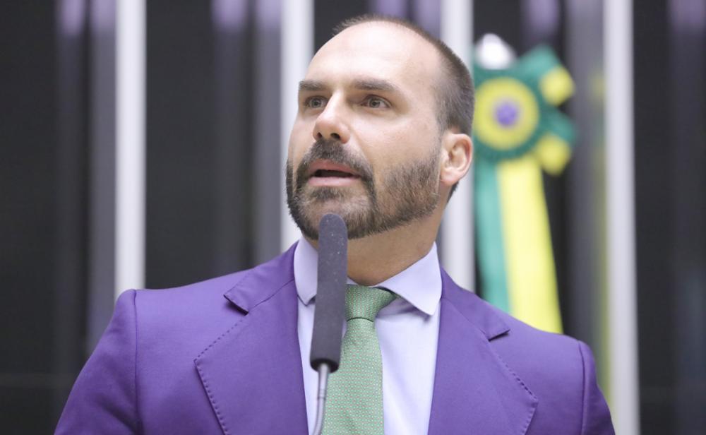 Eduardo Bolsonaro se afasta do cargo de deputado federal e se muda para os EUA