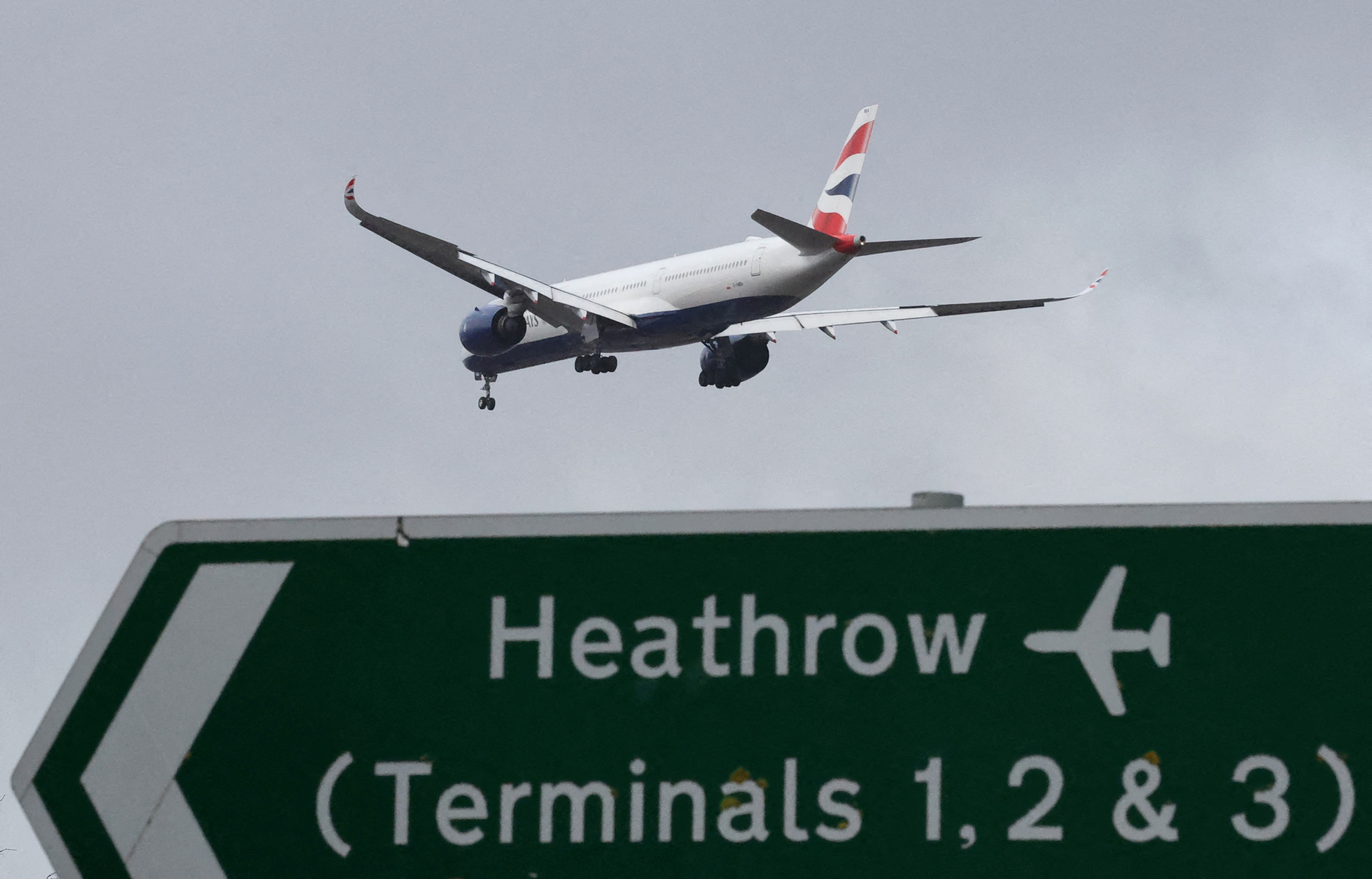 Heathrow, principal aeroporto de Londres, volta a funcionar totalmente após fechamento por conta de incêndio